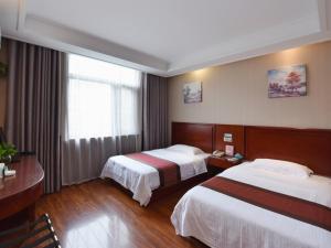 A bed or beds in a room at Greentree Inn Anhui Hefei Bianhe Road Yuanshangyuan Express Hotel