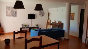 salon z niebieską kanapą i stołem w obiekcie Alojamiento único y tranquilo Arico con fibra optica w mieście Lomo de Arico