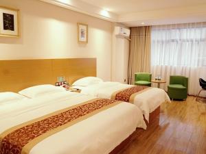 เตียงในห้องที่ GreenTree Inn GuangXi HePu HuanzhuSouthRd.Transit Center Express Hotel
