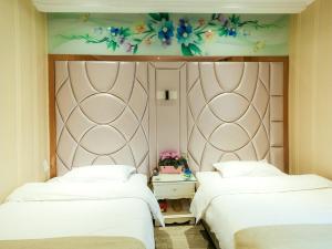 Postel nebo postele na pokoji v ubytování GreenTree Alliance Shanghai Minhang District Hongqiao Hub Huanghua Road Hotel + 15 fotografií