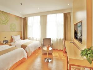 Gallery image of GreenTree Inn Qingdao Jiaozhou Yinghai Town Aimin Street Express Hotel in Qingdao +14 photos