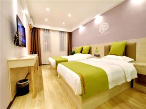 Кровать или кровати в номере Shell Hefei Heping Road Shuguang Cinema East Qili Subway Station Hotel