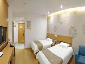 Voodi või voodid majutusasutuse GreenTree Inn Shanghai Jinshan District Wanda Plaza Longhao Road Express Hotel toas