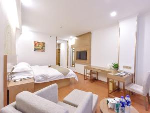 Телевізор і / або розважальний центр в GreenTree Inn Henan Kaifeng Jinming District Jinming Square Little Song City Business Hotel +37 фото