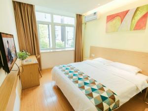 Katil atau katil-katil dalam bilik di Shell Shanghai Jiadingbei Subway Station Shuping Road Hotel