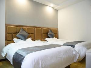 Voodi või voodid majutusasutuse Shell Lishui High Speed Railway Station Hotel toas