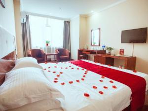 Postel nebo postele na pokoji v ubytování GreenTree Inn HeBei ZhangJiaKou ZhangBei Caoyuantian Rd ZhangKu Avenue Express Hotel