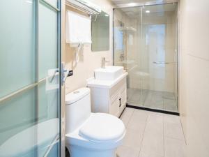 uma casa de banho com um WC, um lavatório e um chuveiro em GreenTree Inn Shandong Rizhao University City Express Hotel em Rizhao