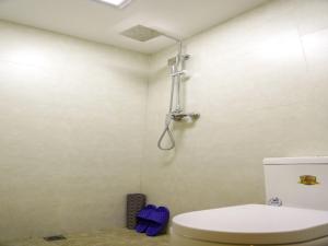 La salle de bains est pourvue d'une douche et de toilettes. dans l'établissement Shell Inner Mongolia Wulanhaote Xing'an Street Department Store Hotel, à Ulan Hot