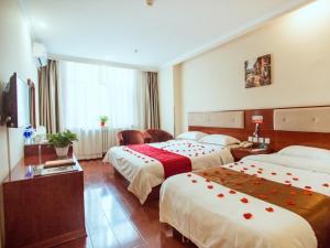 Postel nebo postele na pokoji v ubytování GreenTree Inn HeBei ZhangJiaKou ZhangBei Caoyuantian Rd ZhangKu Avenue Express Hotel