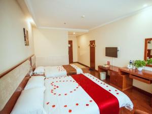 Postel nebo postele na pokoji v ubytování GreenTree Inn HeBei ZhangJiaKou ZhangBei Caoyuantian Rd ZhangKu Avenue Express Hotel