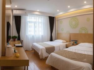 Кровать или кровати в номере GreenTree Inn Bengbu Longzihu District Railway Station Express Hotel