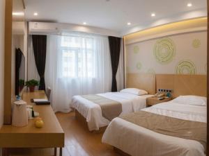 Ένα ή περισσότερα κρεβάτια σε δωμάτιο στο GreenTree Inn Bengbu Longzihu District Railway Station Express Hotel