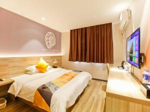 a hotel room with a bed and a flat screen tv at Shell Hefei Qingyang North Road 901 Hospital Hotel in Hefei