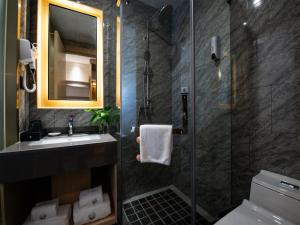 un bagno con doccia, lavandino e WC di VX Xuzhou Yunlong District Normal University Yunlong Mountain Scenic Spot Hotel a Xuzhou