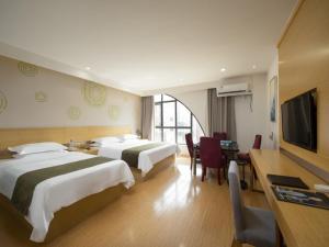 Habitación de hotel con 2 camas y TV de pantalla plana. en GreenTree Inn Wuxi Yixing Xushe Town Government Express Hotel en Yixing
