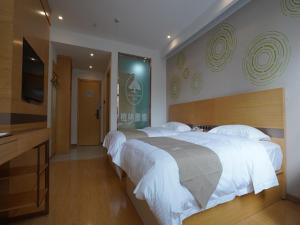 Postel nebo postele na pokoji v ubytování GreenTree Inn Liu'an Nanpingyuan Select Hotel