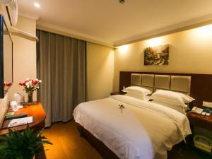 เตียงในห้องที่ GreenTree Inn JiangSu Guanqian Street Leqiao Metro Station Shell Hotel