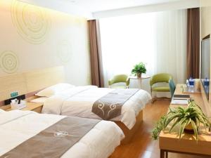 Habitación de hotel con 2 camas y ventana en GreenTree Inn Baoding Gaobeidian Baigou Express Hotel, en Baoding