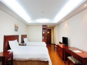 מיטה או מיטות בחדר ב-GreenTree Inn Anhui Huangshan Jiangjing District Tiandu Avenue Business Hotel