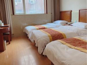 Postel nebo postele na pokoji v ubytování GreenTree Inn Beijing Shunyi Xinguozhan Express Hotel