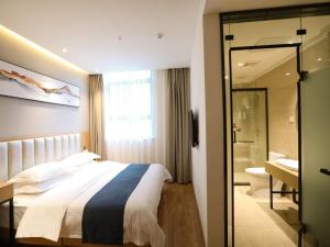 Postel nebo postele na pokoji v ubytování Shell Xinzheng Airport Port Huaxia Avenue Hotel