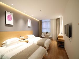 Postel nebo postele na pokoji v ubytování Shell Xinzheng Airport Port Huaxia Avenue Hotel + 13 fotografií