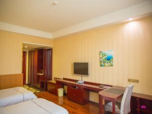 A television and/or entertainment centre at GreenTree Inn Jiayuguan Xinhua South Road Express Hotel