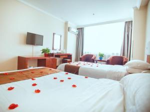 Postel nebo postele na pokoji v ubytování GreenTree Inn HeBei ZhangJiaKou ZhangBei Caoyuantian Rd ZhangKu Avenue Express Hotel
