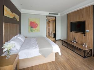 מיטה או מיטות בחדר ב-GreenTree Eastern JiangSu Yancheng Administration Center Hotel