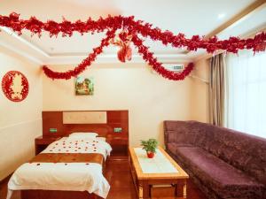 Postel nebo postele na pokoji v ubytování GreenTree Inn HeBei ZhangJiaKou ZhangBei Caoyuantian Rd ZhangKu Avenue Express Hotel