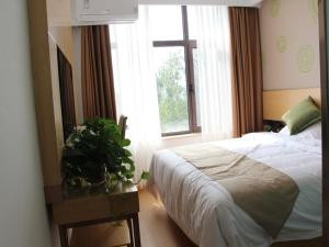 Postel nebo postele na pokoji v ubytování GreenTree Inn Langfang Dachang Movie City Select Hotel