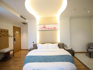 Postel nebo postele na pokoji v ubytování Shell Xinzheng Airport Port Huaxia Avenue Hotel