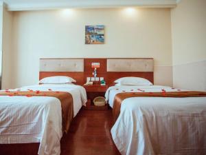 Postel nebo postele na pokoji v ubytování GreenTree Inn HeBei ZhangJiaKou ZhangBei Caoyuantian Rd ZhangKu Avenue Express Hotel