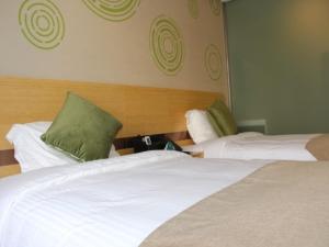 Postel nebo postele na pokoji v ubytování GreenTree Inn Langfang Dachang Movie City Select Hotel