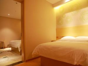 Ένα ή περισσότερα κρεβάτια σε δωμάτιο στο GreenTree Inn Suzhou Yongqiao District Suma Park Suzhou Avenue High-speed Railway Station Business Hotel