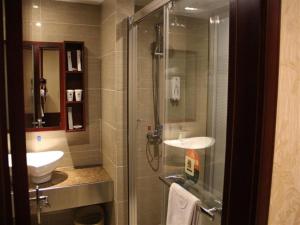 ein Badezimmer mit Dusche, Waschbecken und Toilette in der Unterkunft GreenTree Inn Jiangsu Nantong Tongzhou Shiji Avenue Jianghaihuangdu Express Hotel in Tongzhou