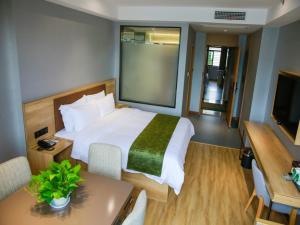 Postel nebo postele na pokoji v ubytování GreenTree Inn Ankang Chengpeng Mechatronics CityBusiness Hotel