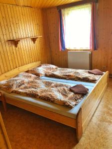 Uma cama ou camas num quarto em chata Švýcarský dvůr