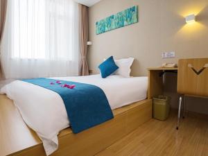 Posteľ alebo postele v izbe v ubytovaní Shell Yantai Mouping District Gongshang Dajie Hotel
