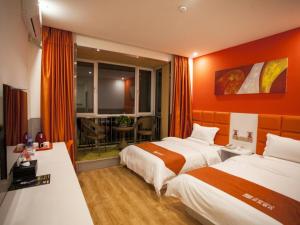 Un pat sau paturi într-o cameră la Shell Taiyuan City Xiaodian District Kangning Street Foxconn Hotel