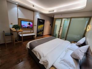 Ένα ή περισσότερα κρεβάτια σε δωμάτιο στο GreenTree Eastern Rizhao High Speed Railway Station Hotel