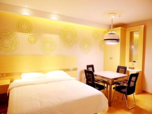 Ένα ή περισσότερα κρεβάτια σε δωμάτιο στο GreenTree Inn Suzhou Yongqiao District Suma Park Suzhou Avenue High-speed Railway Station Business Hotel