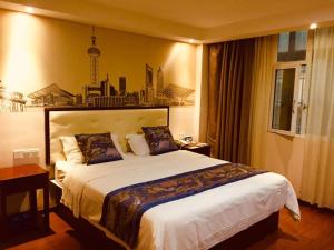 Un pat sau paturi într-o cameră la GreenTree Inn Guangxi Yulin Jincheng Commercial Building Shell Hotel
