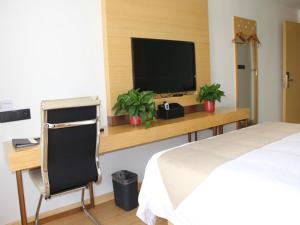 TV a/nebo společenská místnost v ubytování GreenTree Inn Langfang Dachang Movie City Select Hotel