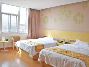 Cette chambre comprend 2 lits et une fenêtre. dans l'établissement GreenTree Inn Suzhou Yongqiao District Nanxiang Hengtai City Business Hotel, à Suzhou