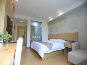Uma cama ou camas num quarto em GreenTree Inn Liu'an Nanpingyuan Select Hotel