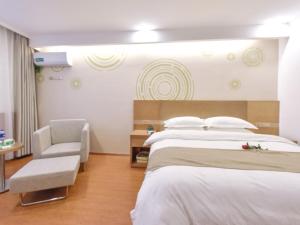Ліжко або ліжка в номері GreenTree Inn Henan Kaifeng Jinming District Jinming Square Little Song City Business Hotel