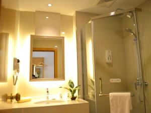un bagno con doccia, lavandino e specchio di GreenTree Inn Taizhou Gaogang District Yonganzhou Town Yong'an North Road Express Hotel a Taizhou