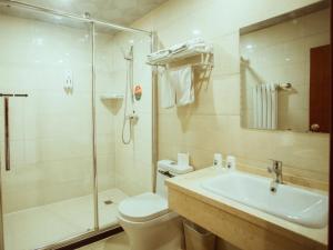 Koupelna v ubytování GreenTree Inn HeBei ZhangJiaKou ZhangBei Caoyuantian Rd ZhangKu Avenue Express Hotel